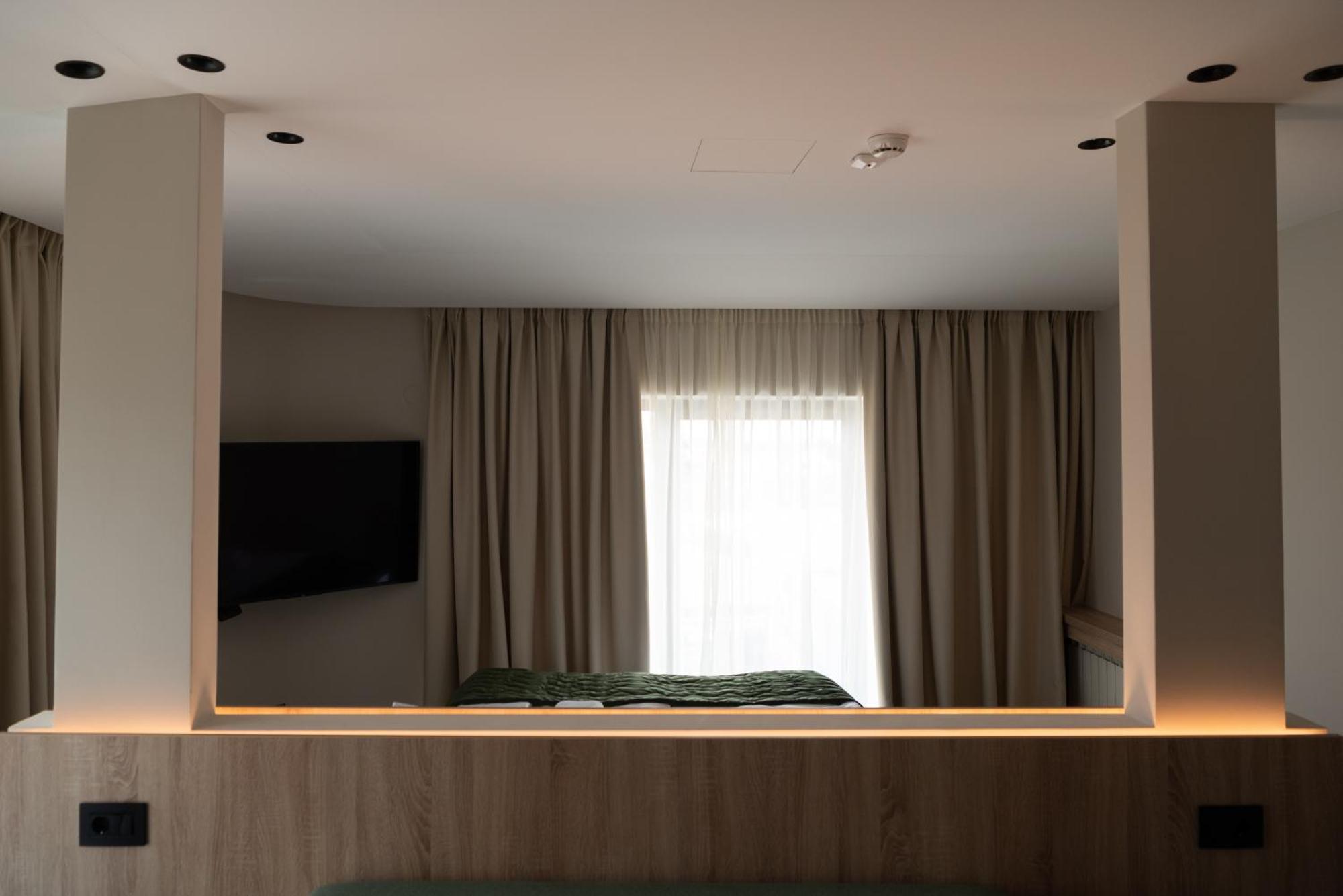 Hotel Gracian 斯雷姆斯卡米特罗维察 外观 照片